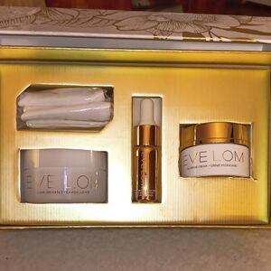 Gold Makeup Collection with Luxurious Accents